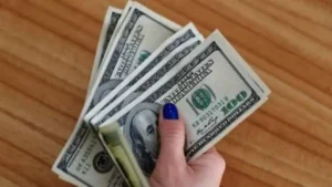 سعر الدولار في البنوك المصرية يتراجع إلى أقل من 48 جنيهاً